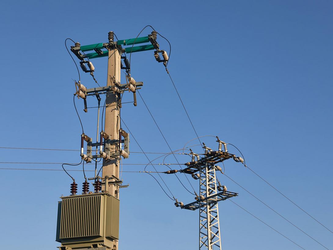 V jednoduché sloupové trafostanici jsou elektrická zařízení vertikálně rozmístěna na betonovém sloupu (Zdroj: © Gudellaphoto / stock.adobe.com)
