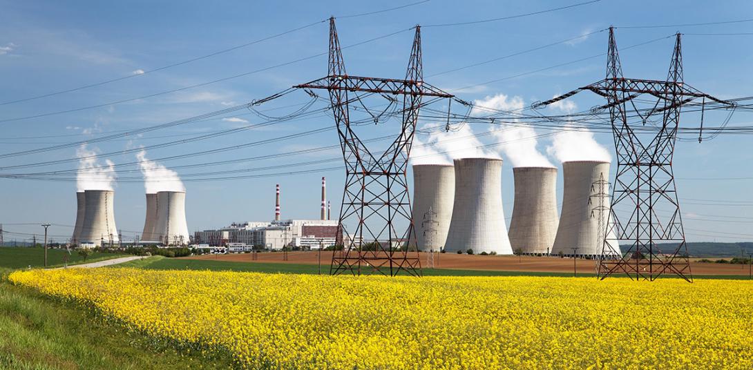 Tradiční energetika je založena na velkých centrálních zdrojích (jádro, uhlí), dostatečně dimenzované přenosové soustavě a jednosměrném toku elektrické energie (Zdroj: © Daniel Prudek / stock.adobe.com)