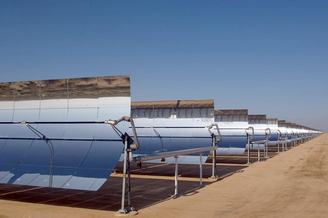 Největší parkovou sluneční elektrárnou na světě je SEGS – skupina elektráren v Mohavské poušti v Kalifornii, USA (Zdroj: © Andrew Orlemann / stock.adobe.com)