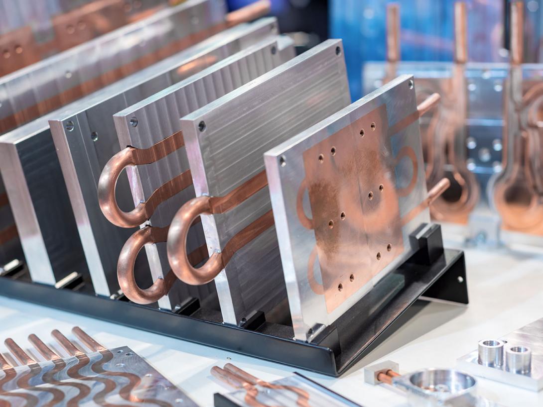 Hliníkově-měděné desky s chladičem pro průmyslovou elektroniku využívají k přenosu tepla tepelné trubice (Zdroj: © nordroden / stock.adobe.com)