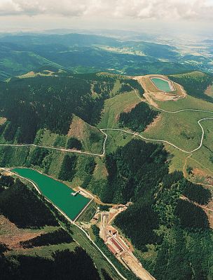 Letecký pohled na obě nádrže přečerpávací vodní elektrárny Dlouhé Stráně (Zdroj: ČEZ, a. s.)