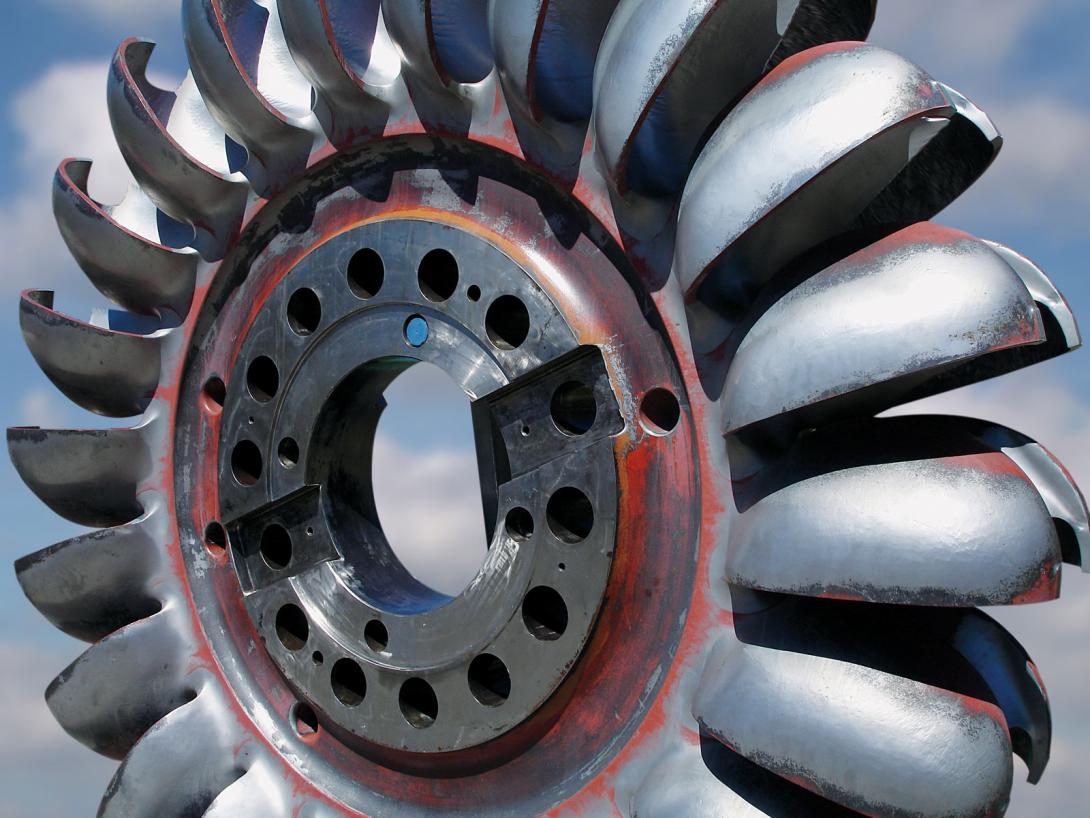 Rotor Peltonovy turbíny s miskovitými lopatkami (Zdroj: Frank Schlamp / Shutterstock.com)