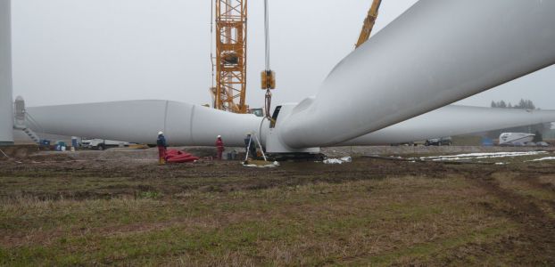 Jeřáb zvedne hotový rotor a montéři sestaví větrnou elektrárnu dohromady (Zdroj: ČEZ, a. s.)