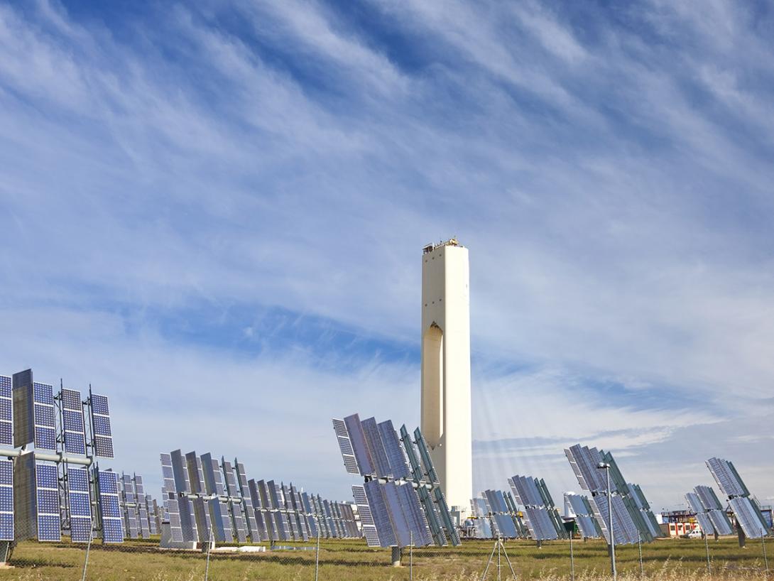 Věžová sluneční elektrárna PS10 poblíž města Seville, Španělsko (Zdroj: © Darren Baker / stock.adobe.com)