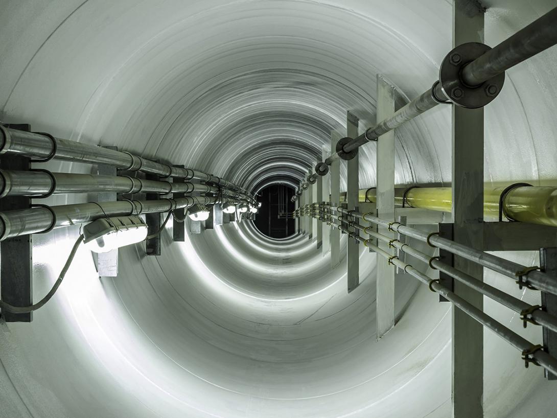 Uložení kabelů vysokého napětí spolu s ostatními komunikačními kabely do podzemního technologického tunelu (Zdroj: © DifferR / stock.adobe.com)